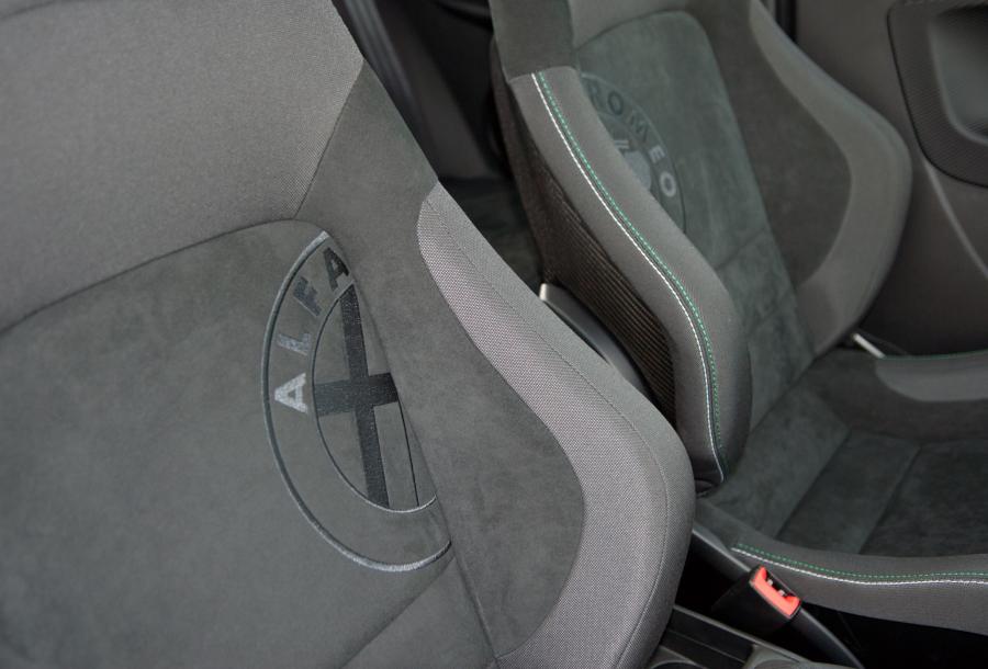 Детали интерьера Alfa Romeo MiTo Quadrifoglio Verde (955) 2011 года  (UK) (фото 4 из 18)
